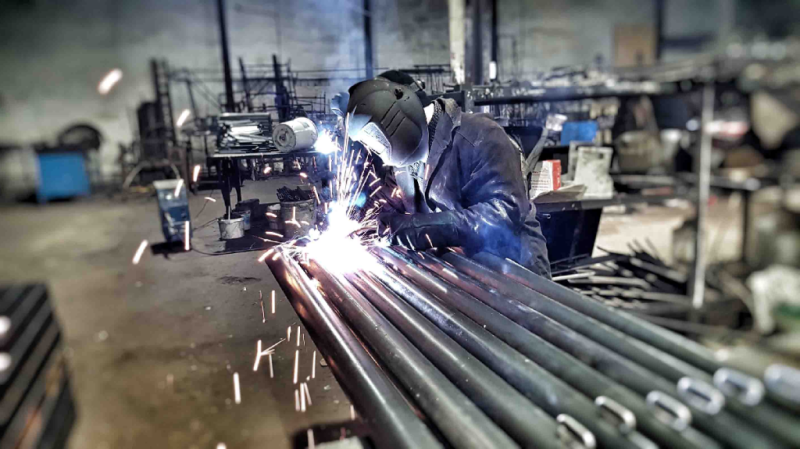 Какие материалы используют при изготовлении уличного спортивного оборудования в Мурманске?